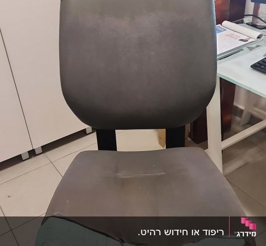 כיסא עם ריפוד קרוע וחומר מילוי חשוף